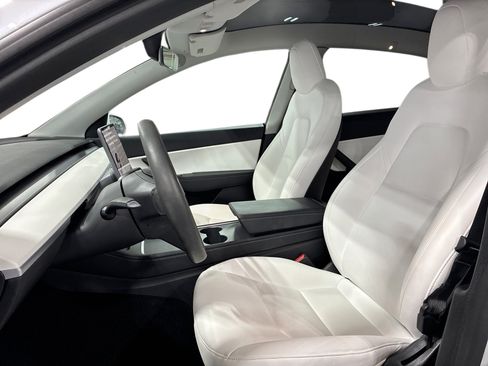 Certified 2021 Tesla Model Y Long Range AWD/4WD image 9