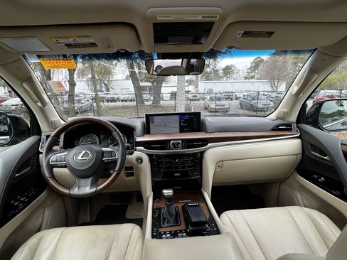 Used 2020 Lexus LX 570 4WD w/ Luxury Package image 36