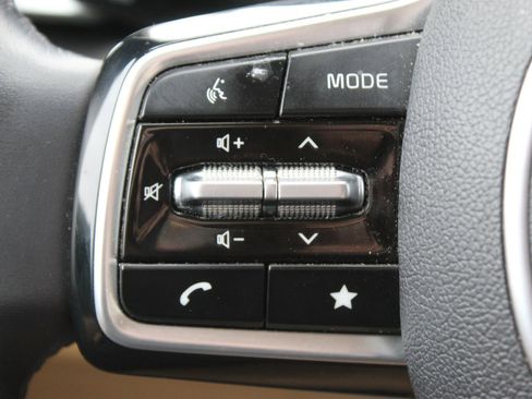 Used 2024 Kia Carnival EX image 26