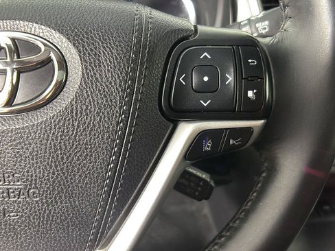 Used 2019 Toyota Highlander XLE AWD/4WD image 32