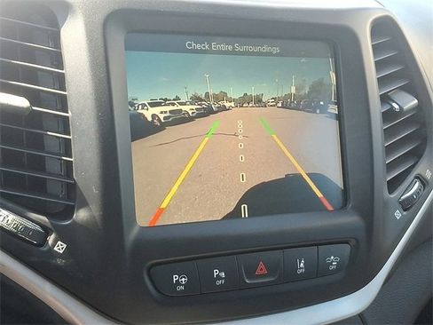 Used 2017 Jeep Cherokee Overland w/ Technology Group image 18