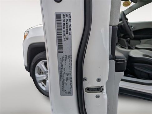 Certified 2021 Jeep Compass Latitude image 33