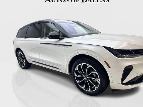 Used 2025 Lincoln Nautilus Reserve AWD/4WD image 12