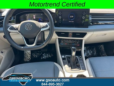 Used 2025 Volkswagen Jetta SE FWD image 5