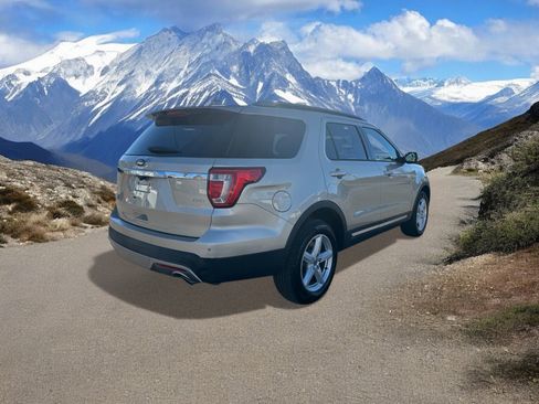 Used 2017 Ford Explorer XLT w/ Equipment Group 202A image 5