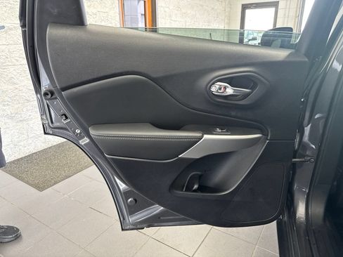 Used 2022 Jeep Cherokee Latitude AWD/4WD image 41