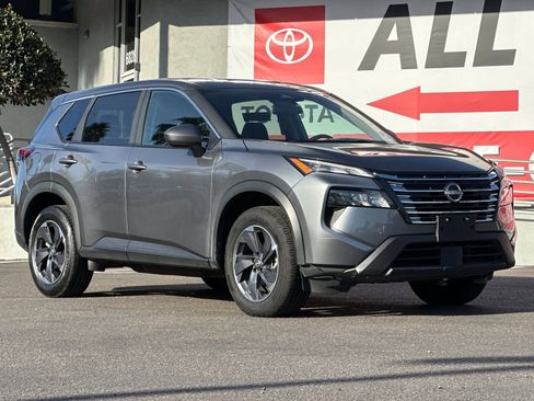 Used 2024 Nissan Rogue SV image 8