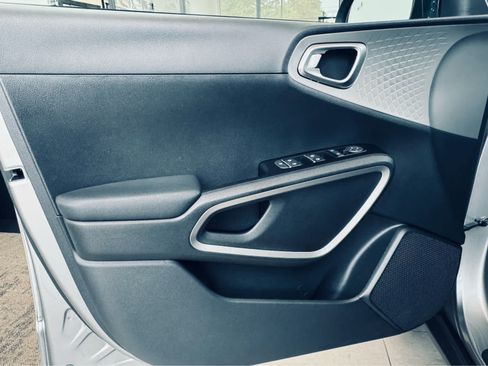 Used 2023 Kia Soul LX w/ LX Technology Package FWD image 30