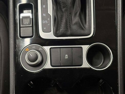 Used 2016 Volkswagen Touareg VR6 image 34