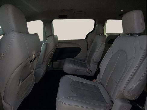 Used 2021 Chrysler Pacifica Touring-L image 10