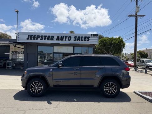 Used 2017 Jeep Grand Cherokee Trailhawk w/ Trailhawk Luxury Group AWD/4WD image 8