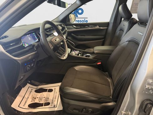 Used 2023 Jeep Grand Cherokee Trailhawk image 10