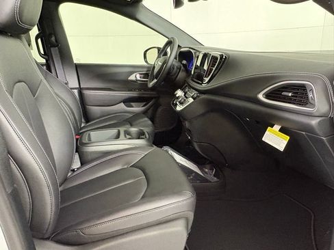 New 2026 Chrysler Pacifica Select FWD image 39