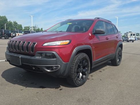 Used 2017 Jeep Cherokee Trailhawk AWD/4WD image 2