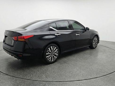 Used 2025 Nissan Altima 2.5 SV FWD image 9