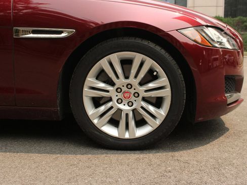 Used 2017 Jaguar XF Premium RWD image 4