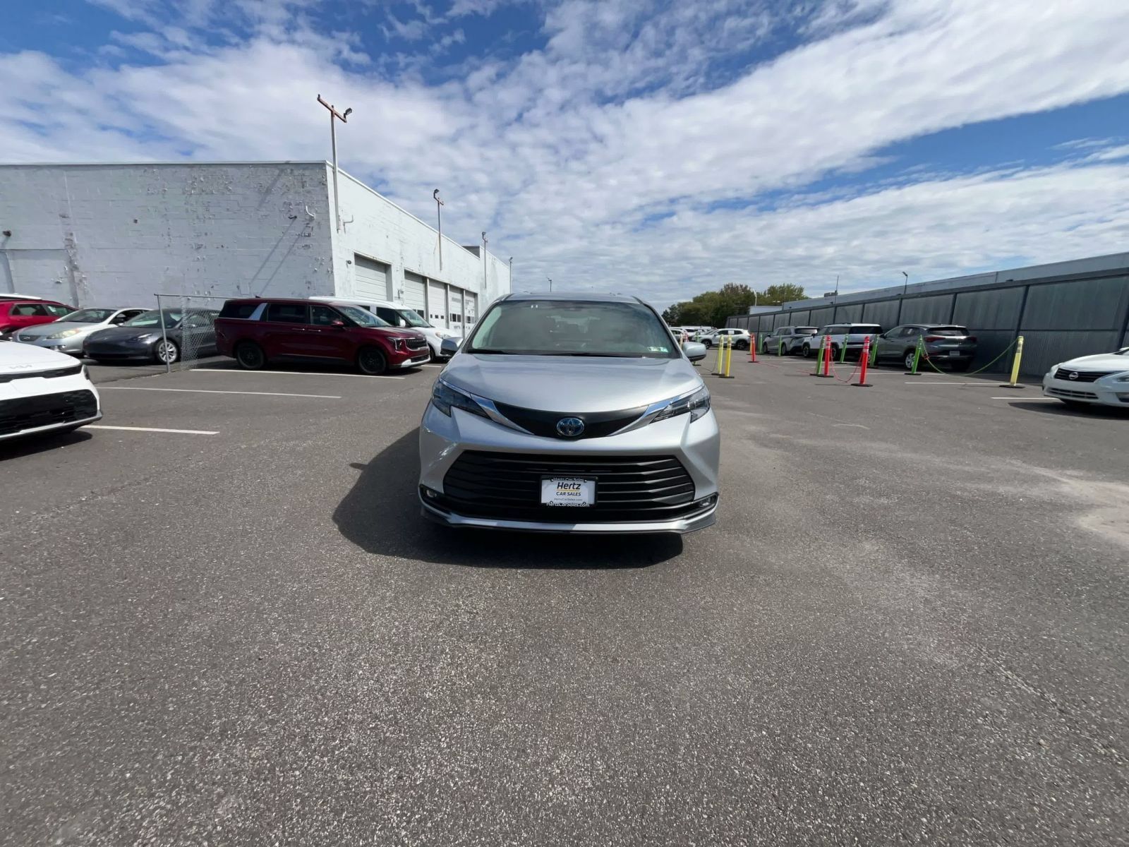 Used 2025 Toyota Sienna XLE FWD image 4
