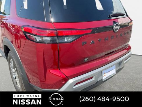 Used 2023 Nissan Pathfinder SL w/ Black Appearance Package AWD/4WD image 31