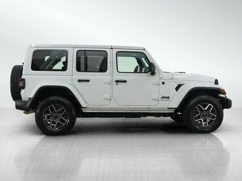 Used 2025 Jeep Wrangler Sahara image 6