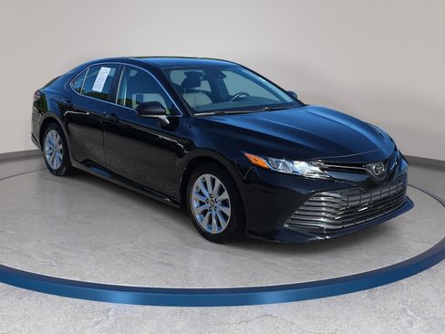 Used 2020 Toyota Camry LE FWD image 3