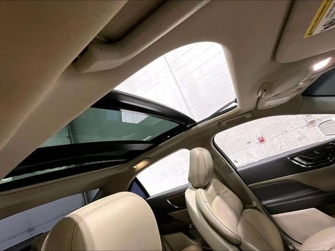 Used 2019 Lincoln Continental Select w/ Continental Climate Package image 26