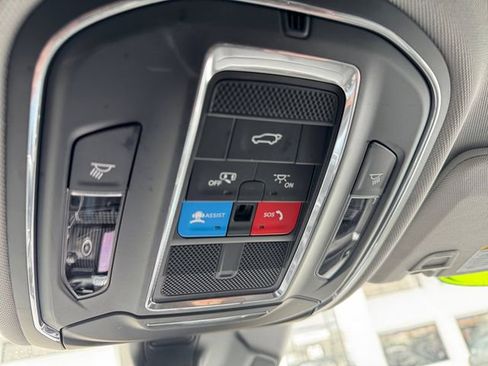 Used 2023 Jeep Grand Cherokee Limited w/ Black Appearance Package image 31