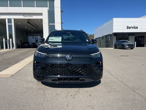 New 2026 Volkswagen Tiguan SE R-Line FWD image 2