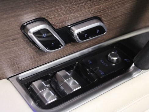 Used 2025 Land Rover Range Rover SE image 18