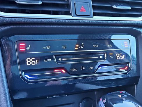 Certified 2025 Volkswagen Taos SE w/ Panoramic Sunroof Package image 18