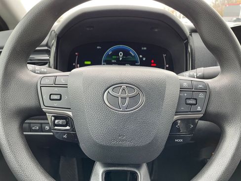 Used 2025 Toyota Camry LE image 27