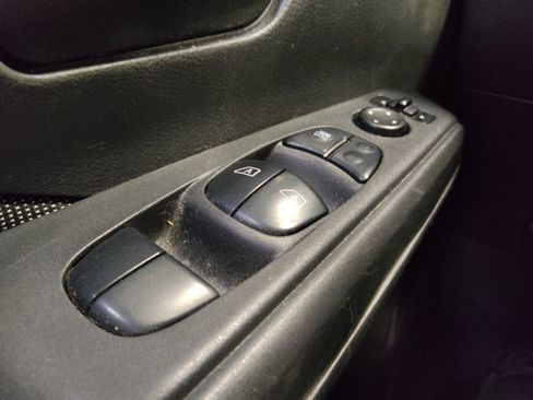 Used 2019 Nissan Kicks S FWD image 27