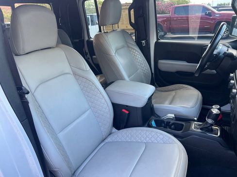 Used 2022 Jeep Gladiator Overland AWD/4WD image 25