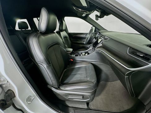 Used 2025 Jeep Grand Cherokee Altitude image 33