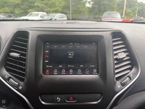 Used 2019 Jeep Cherokee Latitude Plus w/ Comfort/Convenience Group AWD/4WD image 9