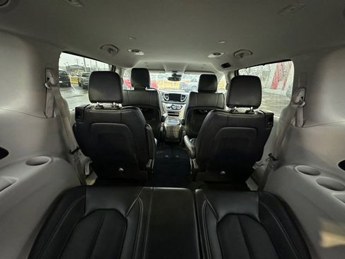 Used 2024 Chrysler Pacifica Touring-L image 20
