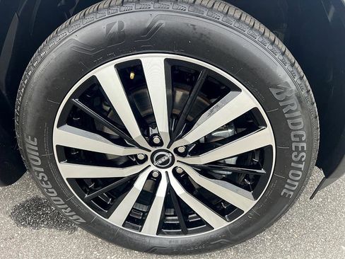 Certified 2024 Nissan Pathfinder Platinum w/ Black Appearance Package image 12