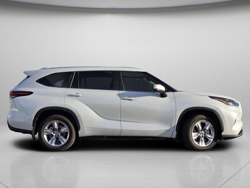 Used 2025 Toyota Highlander XLE image 23
