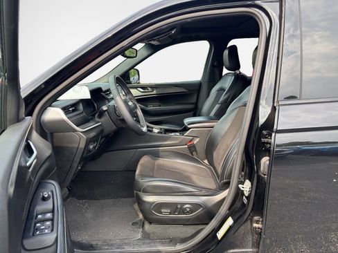 Used 2023 Jeep Grand Cherokee Altitude AWD/4WD image 12
