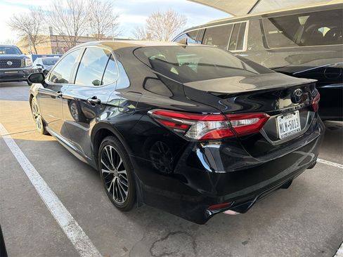 Used 2019 Toyota Camry SE image 3