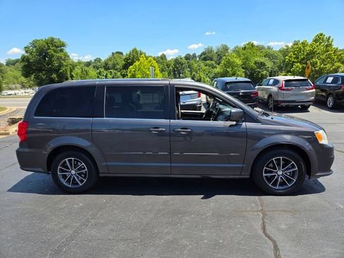 Used 2017 Dodge Grand Caravan SXT FWD image 9