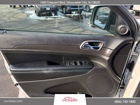 Used 2018 Jeep Grand Cherokee Laredo image 16