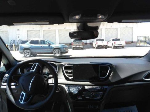 Used 2025 Chrysler Pacifica Select FWD image 3