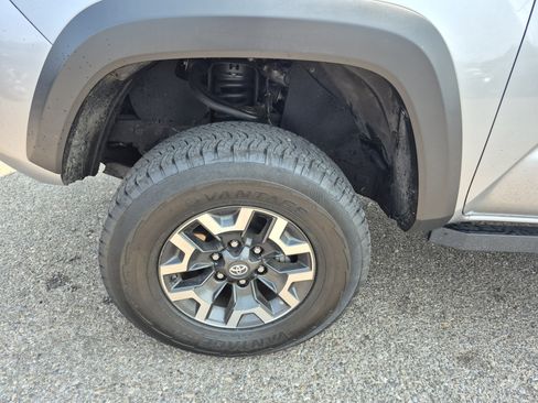 Used 2018 Toyota Tacoma TRD Off-Road w/ Technology Package AWD/4WD image 23
