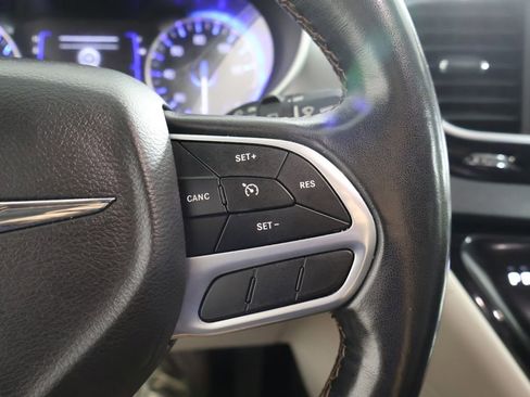 Used 2020 Chrysler Pacifica Touring-L FWD image 42