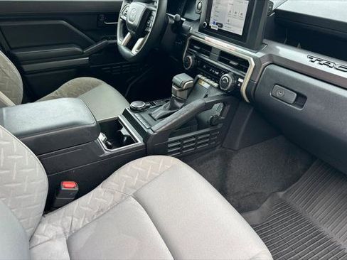 Certified 2025 Toyota Tacoma SR5 AWD/4WD image 16