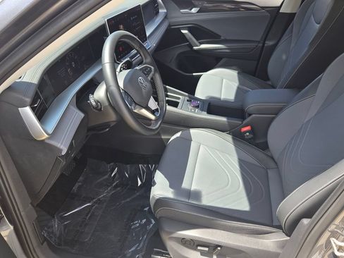 Certified 2026 Volkswagen Tiguan SE w/ Panoramic Sunroof Package FWD image 9