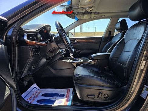 Used 2017 Kia Cadenza Premium w/ Luxury Package FWD image 5
