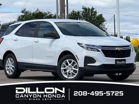 Used 2022 Chevrolet Equinox LS w/ LS Convenience Package AWD/4WD image 2