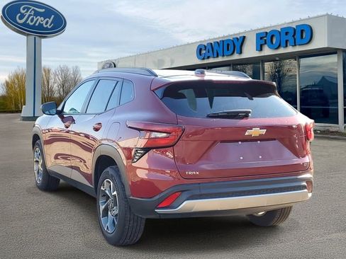 Used 2025 Chevrolet Trax LT w/ LT Convenience Package image 3