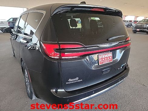 Used 2023 Chrysler Pacifica Touring-L FWD image 10